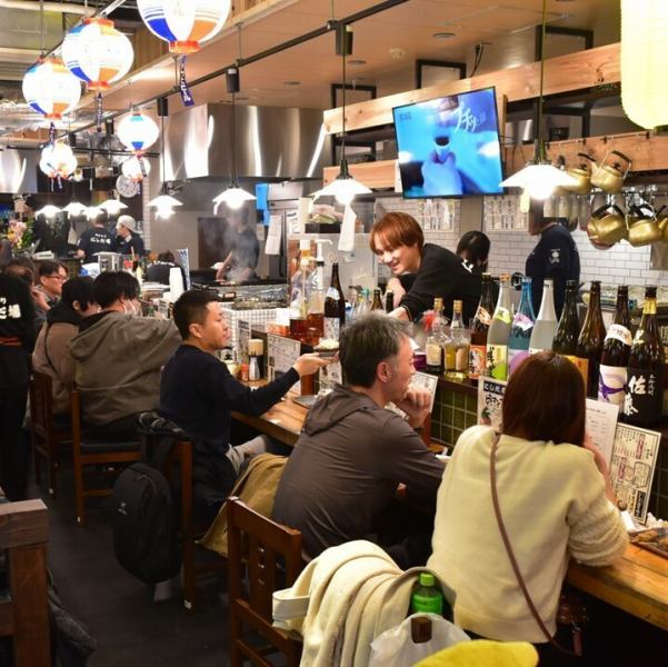焼き場やショーケースを間近に見られるカウンター席は、焼き鳥が焼きあがる様子を目の前で楽しめるライブ感あふれる特等席。一人でふらっと立ち寄ってのサク飲みも大歓迎です！フレンドリーなスタッフとの会話も楽しめるので、ゆったりとお気軽にお過ごしいただけます◎