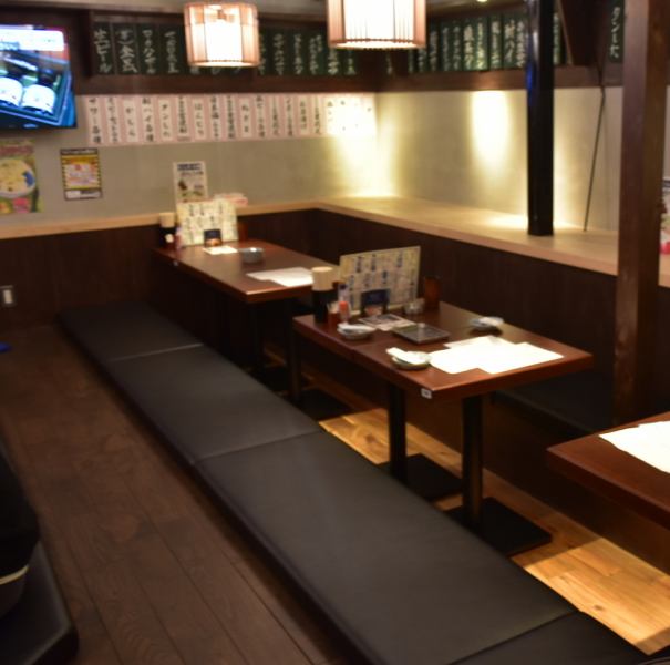 店内奥には、26名様までご利用いただけるお座敷席がずらりと並んでいます。大人数でのワイワイ宴会はもちろん、お子さまやおじいちゃんおばあちゃんと一緒のご家族でのお食事にもぴったりのくつろぎ空間です。飲み会やお食事の際は、ぜひ「にしだ場」で楽しいひとときをお過ごしください♪