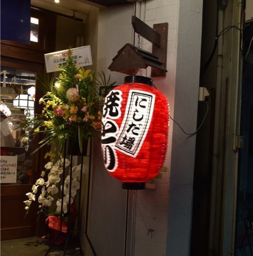 【テーブル席】6名様用のテーブル席をご用意しております。ご友人とのサク飲みや、6名様までの来店もひとつのテーブルでお楽しみいただけます。お食事シーンにも最適です♪串を一本一本丁寧に仕込んで、本日も皆様のご来店お待ちしております◎