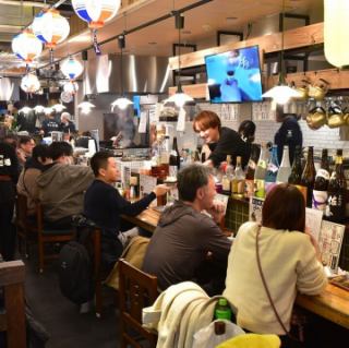 【カウンター席】焼き場やショーケースを間近に見られるカウンター席は、焼き鳥が焼きあがる様子を目の前で楽しめるライブ感あふれるお席です◎お酒好きのサク飲みや、１人飲みに最適なカウンター席！美味しい焼き鳥とお酒で楽しいひとときを♪