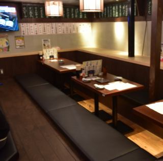 【お座敷席】4名様席。ご家族や、ご友人、同僚とのお食事に♪少人数の宴会に最適！掘りごたつ席なので落ち着いた雰囲気で美味しいお料理とお酒を愉しむことができます！2時間飲み放題もございますので各種ご宴会にご利用くださいませ！