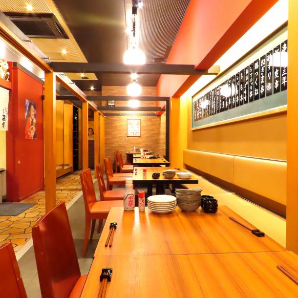 大人数でのご利用にも最適な、ゆったりとした空間をご用意しております。お料理・お飲み物ともに、リーズナブルにご満足いただける内容でご提供。歓迎会・送別会・懇親会・同窓会など、各種ご宴会に幅広くご利用いただけます。人数やシーンに合わせて柔軟に対応いたしますので、お気軽にご相談ください。