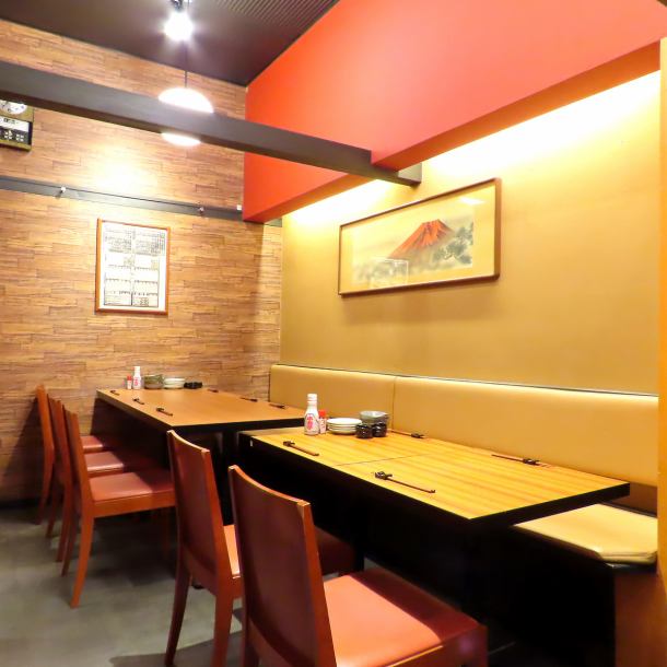 和気あいあいとした温かな空気が広がる店内は、気取らず過ごせる居心地の良さが魅力。おひとり様でふらっと立ち寄るのはもちろん、ご友人との語らいやゆったりした時間にもぴったりです。串焼きやお刺身、煮込み料理など、お酒に合う逸品とともに、心ほどけるひとときをお楽しみください。