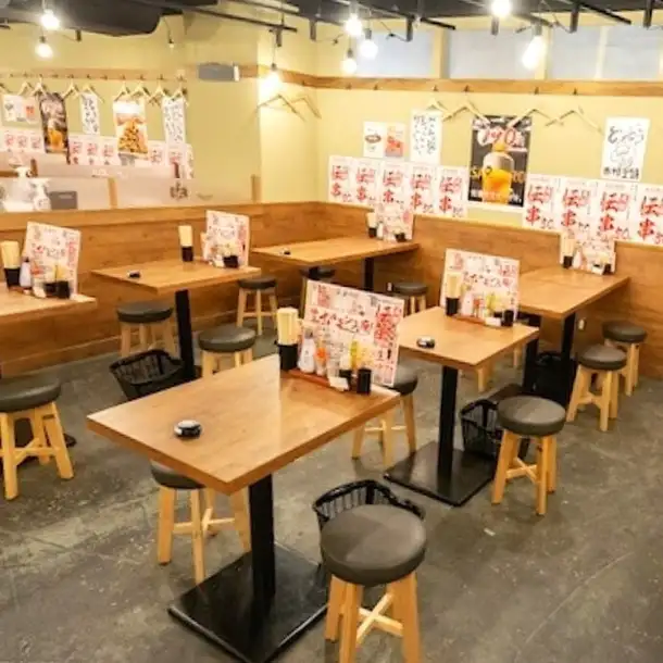 【宽敞空间 | 可容纳30人宴会】如果您想在池袋举办饮酒聚会或宴会，欢迎光临“新时代”居酒屋！我们拥有宽敞舒适的室内空间，让您尽享轻松愉悦的用餐体验。我们提供各种尺寸的桌椅，无论是小型聚餐还是公司聚会，都能完美满足您的需求。我们还推荐您一边享用烤鸡串和其他经典居酒屋菜肴，一边畅饮无限量供应的饮品！