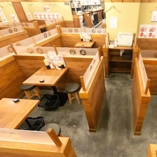 【轻松小酌 | 非常适合游览阳光城或千川公园之后前来】 室内氛围热闹，无论是女生之夜、朋友小酌还是公司聚会，这里都是理想之选。欢迎品尝我们的招牌“电串”（Den-kushi），以及其他经济实惠的菜肴和无限畅饮，这里是您晚上想喝酒玩乐又不想花太多钱的绝佳选择！如果您在附近，欢迎随时光临！