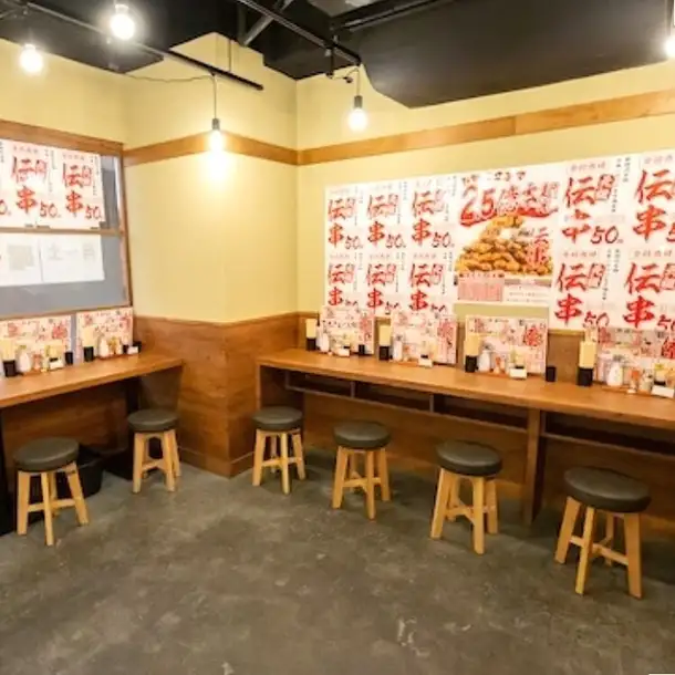 [距离池袋站步行 5 分钟 | 提供多种座位选择] 吧台座位适合独自用餐或与同事小酌，餐桌座位适合与朋友聚会，半私人包间适合想要在安静氛围中放松身心的人。您可以享用烤鸡串和炸串，还可以享受无限畅饮，物超所值，价格实惠。如果您想和朋友们一起畅饮，尽情享受欢乐时光，请选择我们的服务！