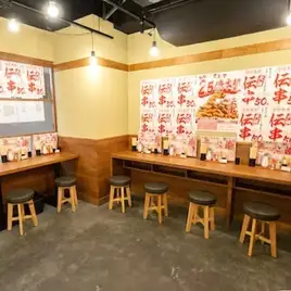 《池袋×コスパ》池袋で仕事帰りに軽く一杯飲みたい日や、一人で焼き鳥を楽しみたい夜にぴったり。カウンター席で自分のペースの時間をどうぞ。