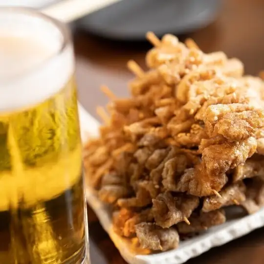 【池袋超值居酒屋】酥脆弹牙的鸡皮串每串仅售55日元，再加一杯生啤只需209日元！*价格已含税
