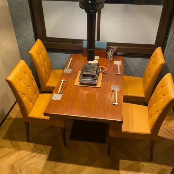 【2F 개인실 야키니쿠 ~ 슈】 데이트와 접대에 딱 맞는 개인실을 준비하고 있습니다.데이트나 접대에도 최적인 차분한 분위기 속, 주위를 신경쓰지 않고 느긋하게 식사를 즐길 수 있습니다.따뜻하고 넘치는 프라이빗 공간에서 소중한 시간을 보내십시오.【2층개실석만 흡연 가능합니다.]