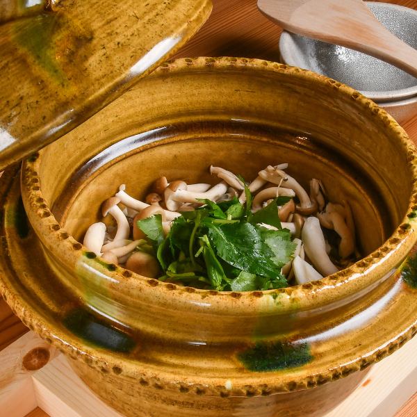 [Delicious because it's made in a clay pot ◆ Seasonal delicacies are captured in this dish] Today's Omakase Clay Pot Rice 1 portion 1,078 yen (tax included) ~