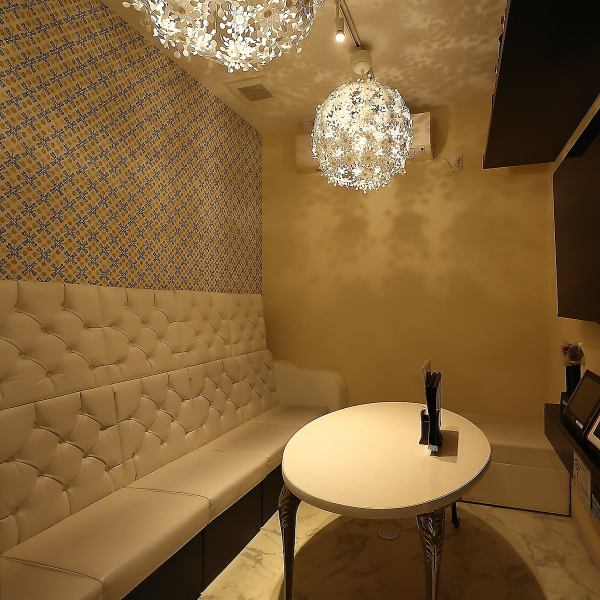 【女子会やオフ会にも】大人数で盛り上がること間違いなしの広々とした個室で、最新の音響設備を楽しみながら、思い切り歌って盛り上がれること間違いなし！飲み放題やお得なフードメニューも充実しており、楽しい時間を過ごせます♪予約は簡単で、当日予約も大歓迎です。皆様のご予約を心よりお待ちしております。