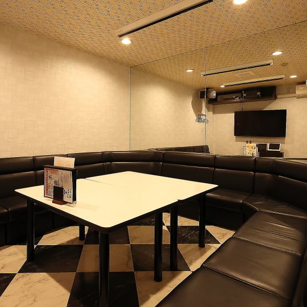 【最大15名様まで対応可能】大人数の宴会にも最適で、同窓会や打ち上げ、二次会など様々なシーンでご利用いただけます。広々とした空間で、みんなで盛り上がることができるため、楽しい思い出作りにぴったりです。最新のカラオケ機器を完備しており、音響にもこだわっていますので、歌声を存分に楽しむことができます。