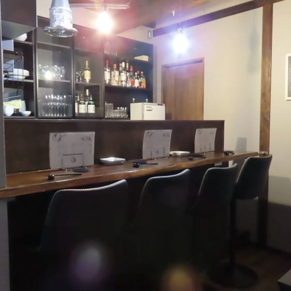 【シックな空間で特別なひとときを】黒を基調とした落ち着いた雰囲気の中、デートや女子会など多様なシーンでお楽しみいただけます。洗練されたインテリアが心地よい空間を演出し、特別な時間をより一層引き立てます。友人との語らいや大切な人とのロマンティックな夜にぴったりの場所です。心ゆくまでご堪能いただけます。