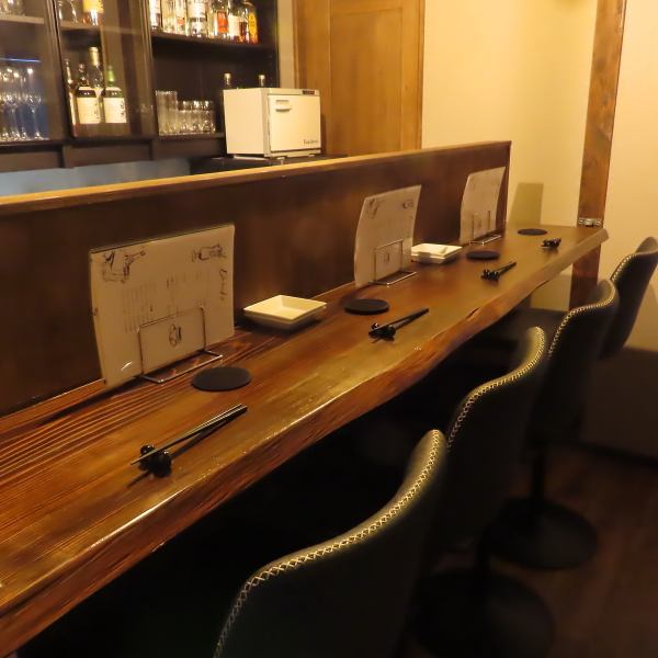 【特別な空間で楽しいひとときを】洗練された黒を基調としたシックな雰囲気の店内は、会社の宴会や打ち上げにぴったり。2名掛けのテーブル席や、3人から4人用の個室席は、落ち着いたプライベート空間を提供します。ビジネスシーンや友人との集まりなど様々な用途に対応してます。ぜひ心温まるひとときをお過ごしください。