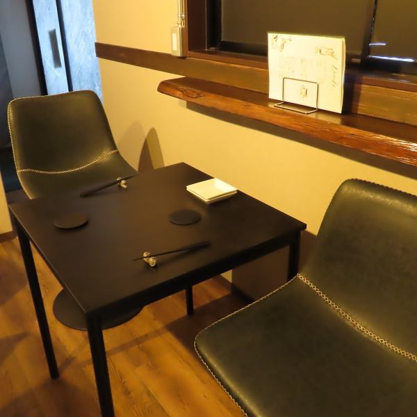 【北千住駅からのアクセス良好】北千住駅から徒歩約6分の好立地！黒を基調としたシックな空間が魅力です。さまざまな宴会シーンにご利用いただけます。最少8名から最大13名までの貸切が可能で、プライベート感を大切にした集まりに最適です。ぜひ、落ち着いた雰囲気の中で心温まる料理と共に特別な時間をお過ごしください。