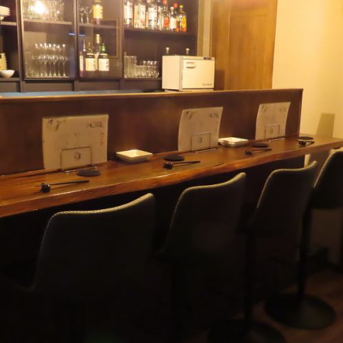 特別な時間を演出するシックな空間で料理とお酒を満喫。