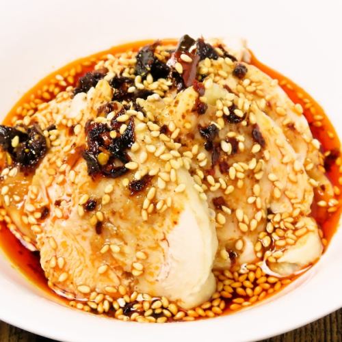 口の中でとろける、鶏肉と特製ソースの絶妙なハーモニー。心躍る美味しさ！【名物　よだれ鶏】980円(税込)