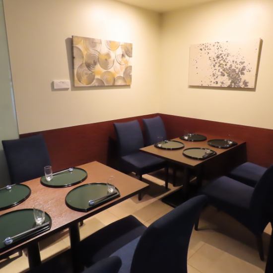 落ち着いた黒基調の店内で特別なグルメ体験を楽しむ隠れ家です。