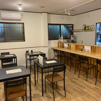 仕事帰りにぴったりなサク飲みスポット。ここでは本格的な四川料理を楽しめます。多彩なメニューが揃い、飽きることなく味わえるのが魅力です。辛さと旨味が絶妙に絡み合った料理は、仕事の疲れを癒す最高の一杯のお供に。友人や同僚と共に、楽しいひとときを過ごせます。新たな味覚の冒険をぜひ体験してみてください。