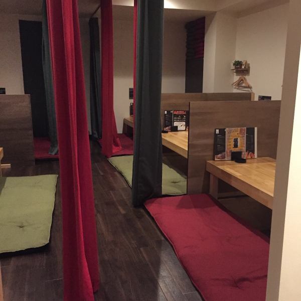 A tatami room in the back of the store.If you divide it with a curtain, you can have a private party drinking and banquet with a private feeling.A banquet for 30 people is possible by opening the curtain.