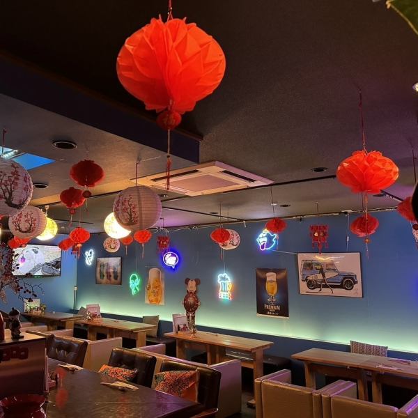 [Characterized by neon tubes and Chinese-style lanterns] The interior of the store offers a relaxing and relaxing atmosphere.Enjoy our dumplings and drinks while looking at the neon tubes and Chinese-style lanterns.◎It's a perfect space for everyday use, as well as dates and girls' gatherings.