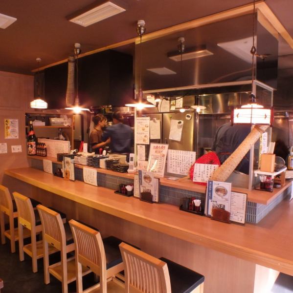You can enjoy a cup full of cooking sight at the counter seat ♪