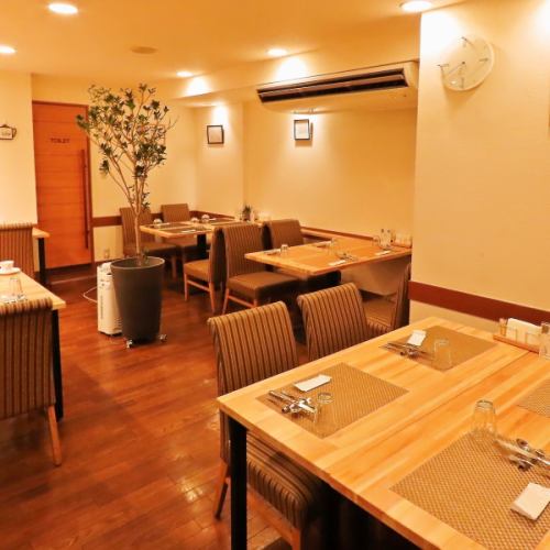 <p>モダンな雰囲気でオシャレな空間。広々とした店内ですので、お子様を連れてご家族でのお食事も◎お一人様でゆっくりお食事するのも◎本格フレンチをカジュアルに楽しめる場所がここにあります。フレンチといえば敷居の高いイメージですが、かしこまらずに普段お食事に行く感覚でお越しください。ご来店お待ちしております！</p>