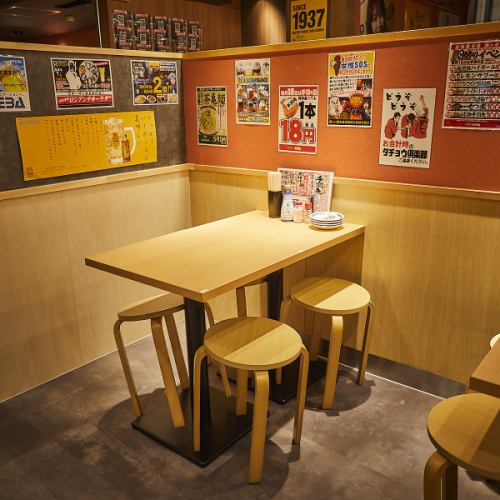 気取らず落ち着く和みの店内…ワイワイと飲み会を楽しみたいお客様におすすめのテーブルを多数完備しています！※画像は系列店
