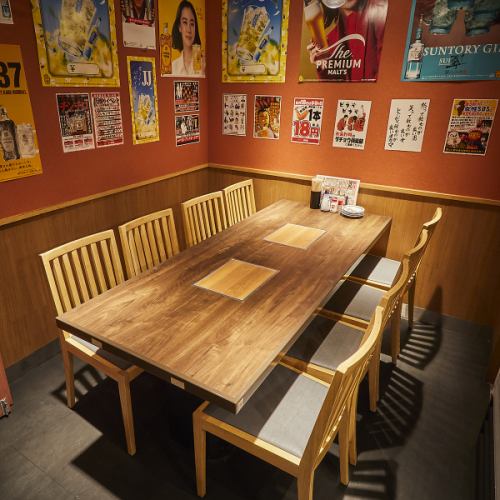 温かみのある木目テーブルで、落ち着いた雰囲気の中ゆっくり乾杯♪サク飲みはもちろん、しっぽり語りたい夜にも最適です。5名～6名個室※画像は系列店