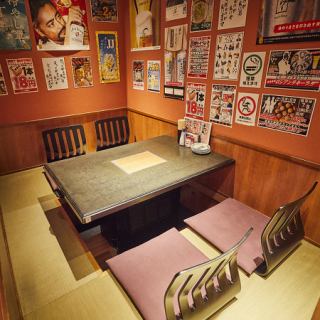 毎日朝8時まで営業！足を伸ばしてゆったりくつろげる掘りごたつ席をご用意◎壁一面に広がるレトロポスターに囲まれた、酔っ手羽らしい賑やかな空間でワイワイ宴会を♪長時間の飲み会でも疲れにくい人気のお席は、会社宴会や友人同士の集まりにぴったり。※画像は系列店