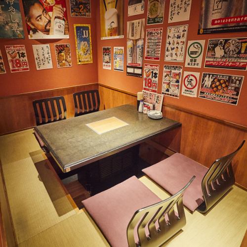 毎日朝8時まで営業！足を伸ばしてゆったりくつろげる掘りごたつ席をご用意◎壁一面に広がるレトロポスターに囲まれた、酔っ手羽らしい賑やかな空間でワイワイ宴会を♪長時間の飲み会でも疲れにくい人気のお席は、会社宴会や友人同士の集まりにぴったり。※画像は系列店