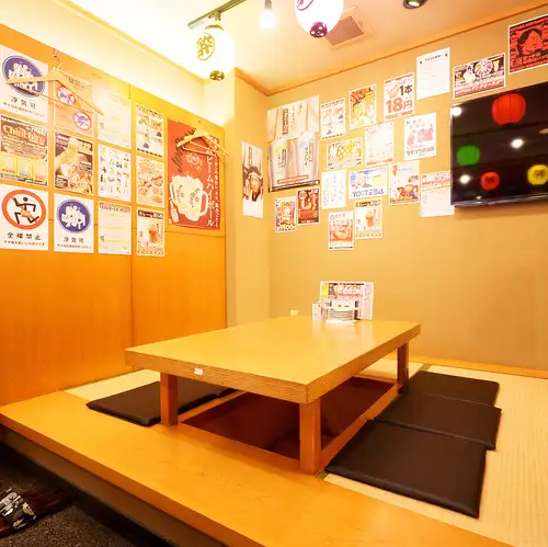 毎日朝6時まで営業！足を伸ばしてゆったりくつろげる掘りごたつ席をご用意◎壁一面に広がるレトロポスターに囲まれた、酔っ手羽らしい賑やかな空間でワイワイ宴会を♪長時間の飲み会でも疲れにくい人気のお席は、会社宴会や友人同士の集まりにぴったり