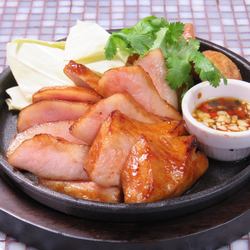 コームーヤーン（豚トロ肉の炙り焼き）