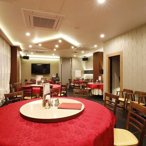 [Ideal for private Chinese banquets for a large number of people!] An impressive red cross table and a modern modern Chinese private room space full of luxury ◎ Further equipped with karaoke facilities! ☆