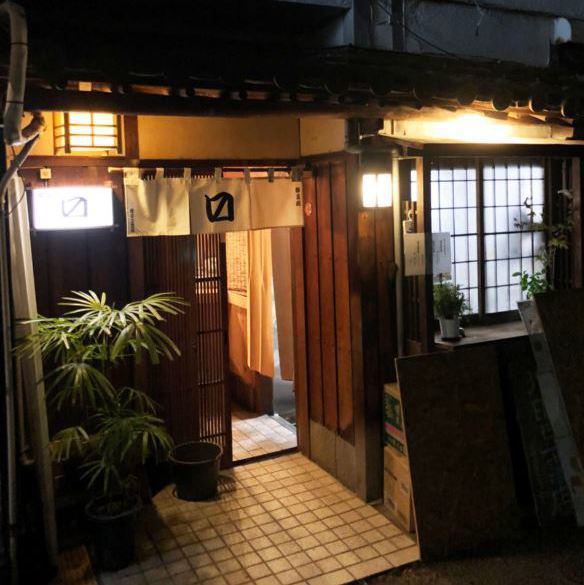 JR岡山駅から徒歩15分。大通りから入った路地裏にひっそりと佇む大人の隠れ家「御豆処 ます」は創業50年以上続く「増田豆富店」の飲食兼販売所として開店いたしました。旬の地元食材と豆富が自慢の居酒屋です。飲み放題を含むコースは2名様から18名様までOK！そのほかカウンター席やアラカルト料理も充実！お一人様大歓迎♪