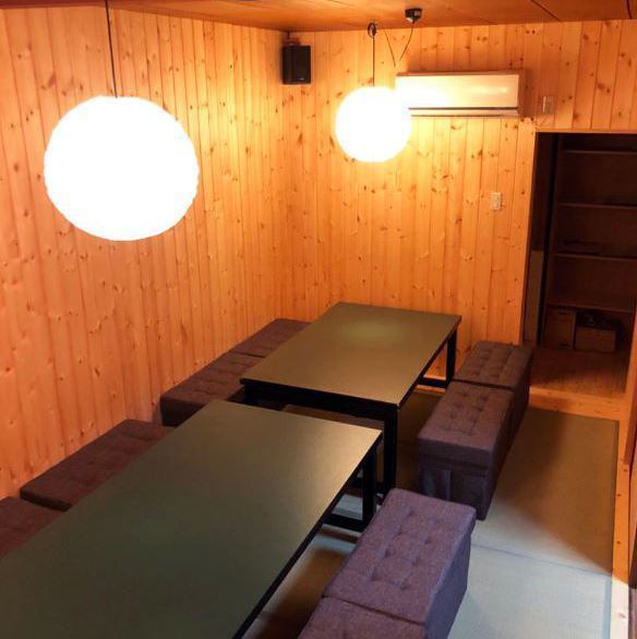 お二階は10名様から18名様まで貸切可能です。人数やご予算などお気軽に店舗までご相談ください。工場直送の豆富や油揚げなどヘルシーで美味しいメニューが目白押しです。お酒が進むこと間違いなし！宴会に最適な飲み放題付きコースは90分4000円と120分5000円。お時間や予算に合わせてお選びください。コース内容は店舗まで