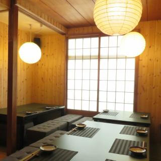 お二階のテーブル席は10名様から18名様で貸切が可能です。人数などお気軽にお問い合わせください。