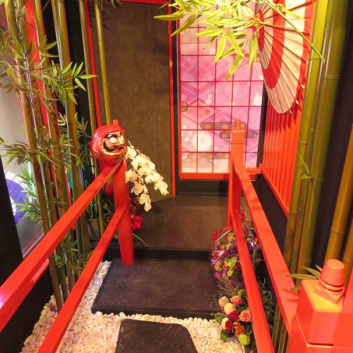 Daruma will welcome you at the luxurious entrance of Japanese taste.