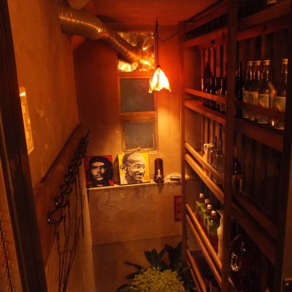 一見、大衆感あふれる居酒屋と思いきや、さけぶたはには謎の地下への階段が...先を進むと10～18名様で貸切可能な個室がございます！会社宴会、友達利用、女子会など、様々なシーンでの貸切に是非ご利用ください♪