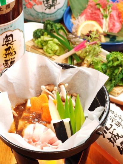Meitetsu Gifu Station是一家非常受欢迎的餐厅，供应当地菜肴，新鲜的鱼类和特殊的清酒。最多可容纳48人