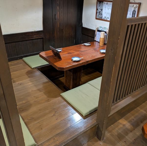 お隣とは、間仕切りにて「個室」風にご利用いただけます。少人数のご利用もOK！お気軽にご利用ください◎
