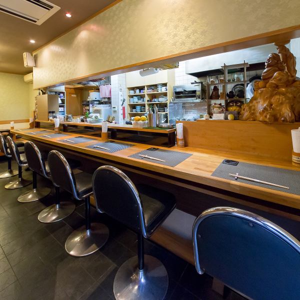 [Recommended for banquets and dining parties] The shop has a counter-like and a parlor seat in the atmosphere of a fallen hideaway.Relaxing seats in the tatami room are also recommended for dinner, banquets, launches with friends ◎