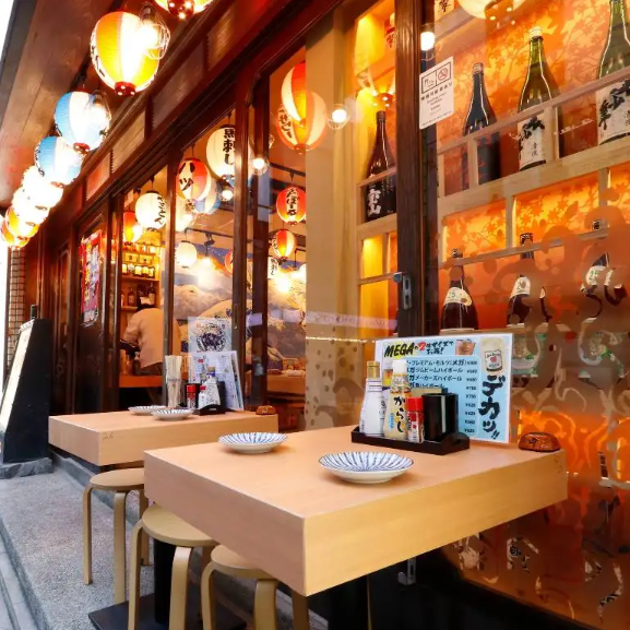 看板メニューのやきとんは、豚の美味しさをとことん味わっていただくため、幅広く部位を取り揃えています。その日のうちに串打ちし、1本1本丁寧に焼き上げて提供するやきとんは1本99円（税込）から。人気のガツ、レバーに、独特の食感が楽しめるタン、脂の旨味が魅力のシロなど、ぜひハイボールと一緒にご堪能ください。
