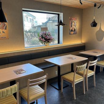 レトロな絵がが印象的な、どこかホッとする暖かみのある店内で当店自慢の鉄板料理をご堪能ください♪「葉山で育った-牛さんのサーロイン」や鉄板焼きのほかにも「三浦野菜を使った焼きバーニャカウダー」などの「こだわりの一品料理」も豊富にご用意ございます◎ぜひ、「鉄板焼き　かむらど」へ！お待ちしております。