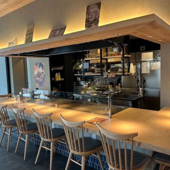 お一人様からでも大歓迎なカウンター席◎お仕事終わりのサク飲みや、デートにもおすすめ☆当店のカウンター席はキッチンが目の前にございますのでお料理の出来上がるライブ感を楽しめる特等席となっております！当店こだわりのお酒を味わいながら、料理が出来上がるのをワクワクした気持ちでお待ちください♪