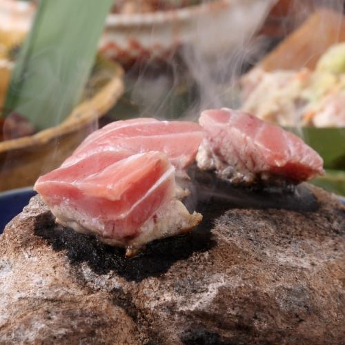 素材の味が引き出される！三崎本まぐろの石焼き★