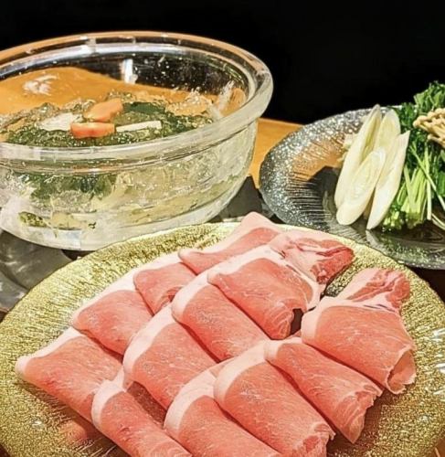 All-you-can-drink included: A full-bodied banquet course with all-you-can-eat shabu-shabu, tempura, and sashimi