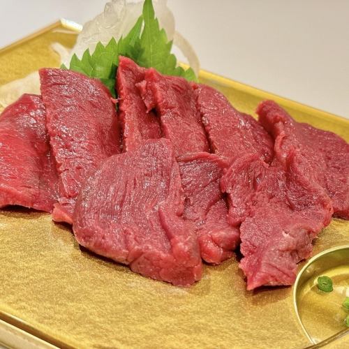 Enjoy Gotemba's finest horse meat sashimi that will change your concept of horse meat sashimi!