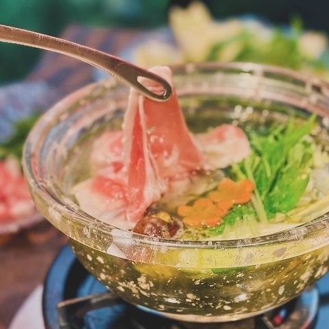 Enjoy shabu-shabu with plenty of collagen jelly and seaweed