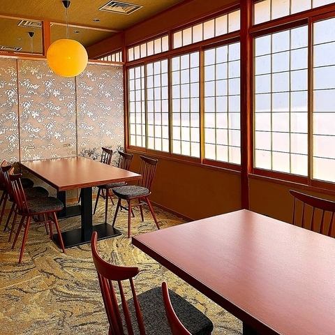 落ち着いた個室席。全てを繋げることで最大24名様でご利用可能。